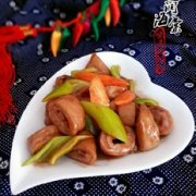 青椒炒肥肠的做法