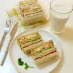 鸡肉土豆火腿沙拉三明治