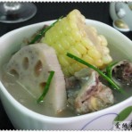 莲藕玉米排骨汤的做法