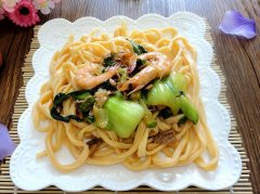 胡萝卜汁手擀面的做法