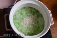 虾皮芥菜粥的做法