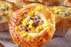 金枪鱼玉米面包的做法